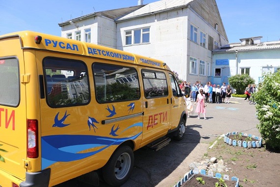 РУСАЛ подарил школьный автобус детскому дому Саяногорска (ФОТО)
