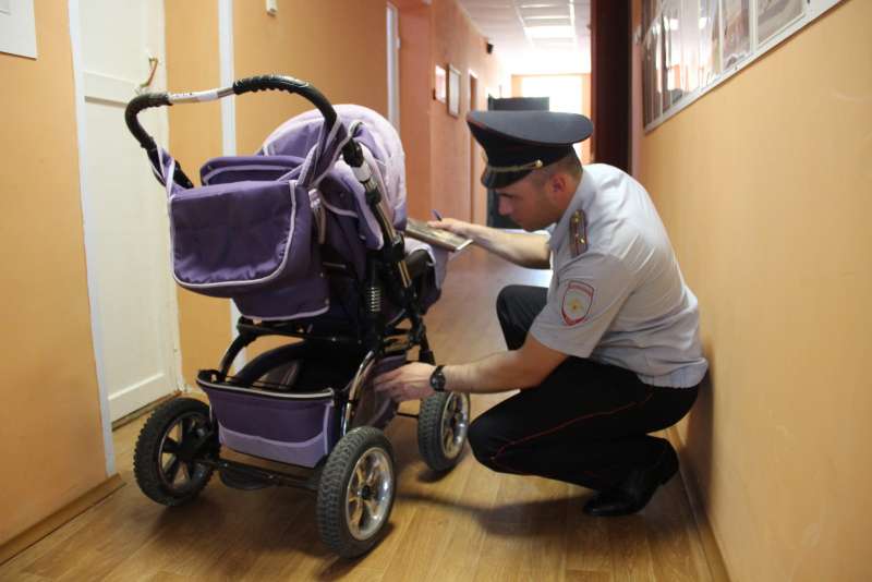 Наказана женщина, укравшая коляску из детской поликлиники