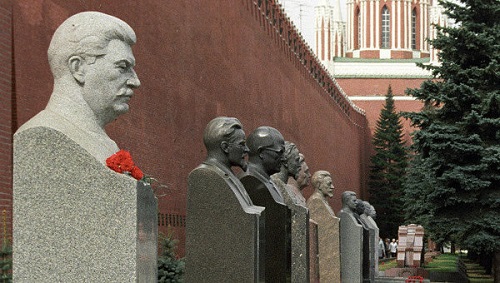 Энтео оштрафовали на сто рублей за бросок цветами в бюст Сталина