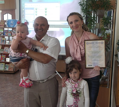 Семья из Хакасии получила юбилейный сертификат на маткапитал