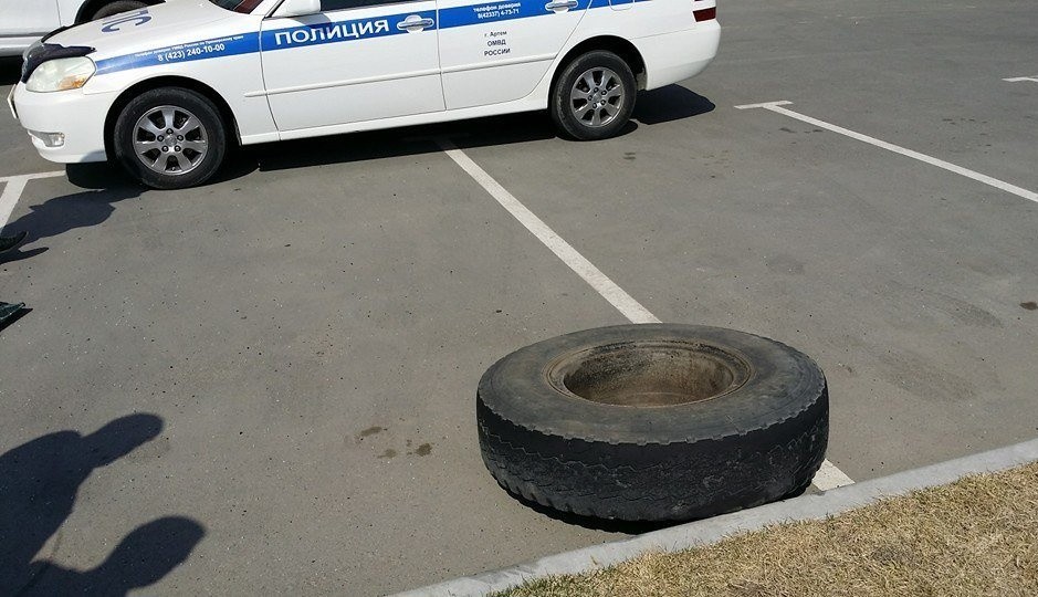 В Хакасии колесо, отлетевшее от машины, попало в ребенка, стоящего на обочине