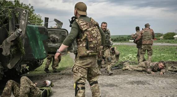 Беспилотник снял, как киевские боевики выбрасывают трупы своих же сослуживцев