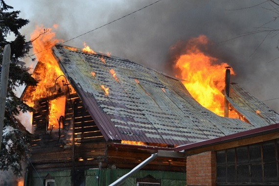 В Хакасии пожарные полтора часа тушили полыхающий дом