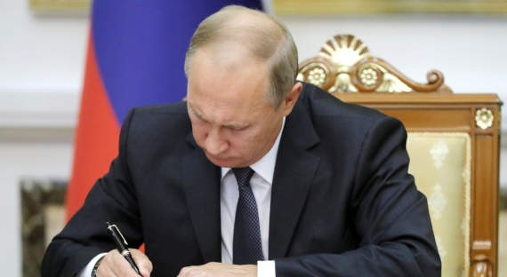 Путин подписал указ о ежемесячной выплате на детей нуждающимся семьям
