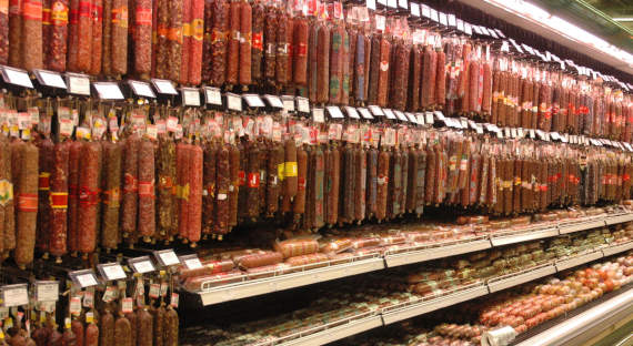 СМИ: Мясопереработчики потребовали поднять цены на колбасы и сосиски