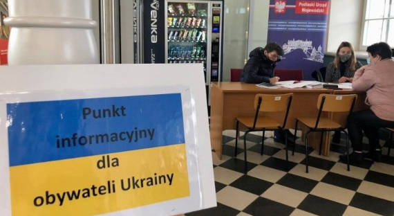 В Польше решили отменить украинцам пособия