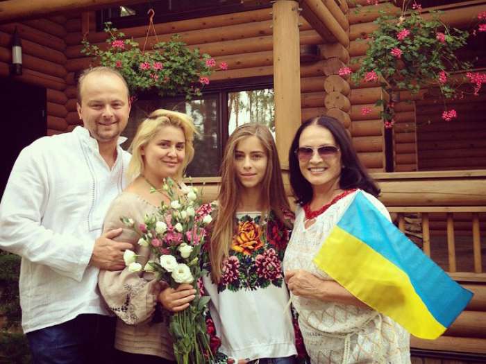 Националисты гонят семью Софии Ротару с Украины?