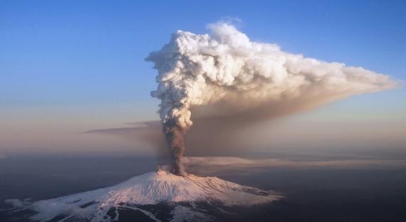 В Японии извергается вулкан Симмоэ