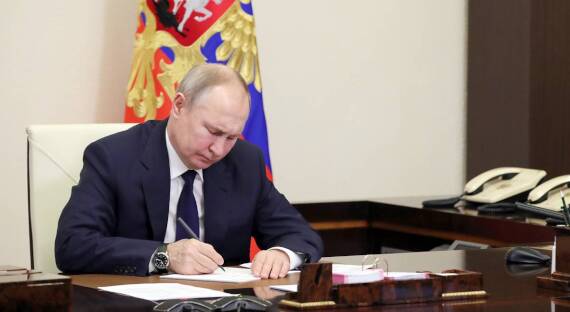 Путин подписал закон о выплатах из материнского капитала