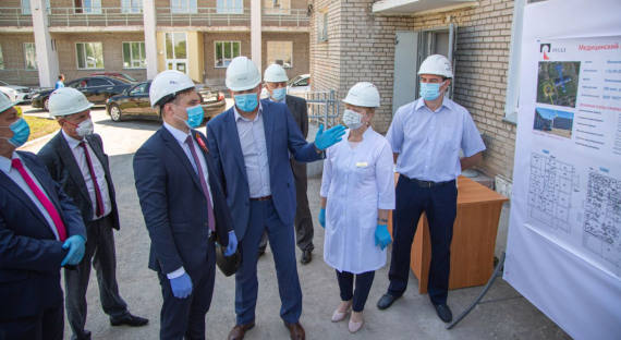 Валентин Коновалов посетил строительную площадку медицинского центра в Саяногорске
