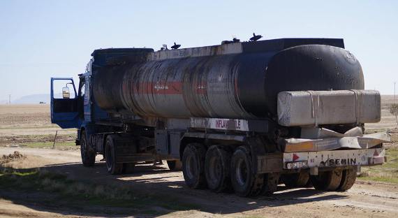 ВКС РФ разбомбили очередной караван ИГИЛ с нефтью (ВИДЕО)