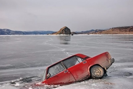 Трое жителей Хакасии спаслись, провалившись под лед в Красноярском крае