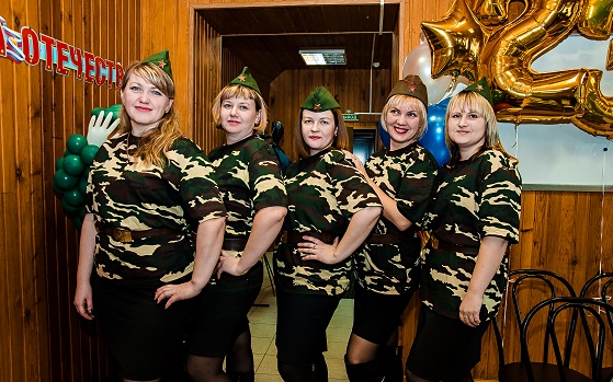Сотрудницы «Бентонита Хакасии» в честь праздника примерили военную форму