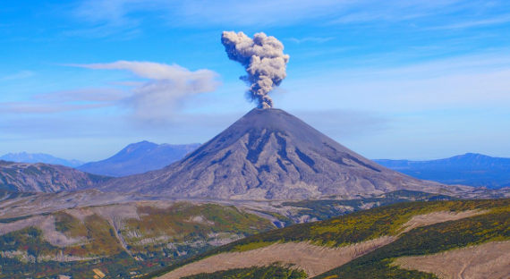 На вулкане Карымский продолжаются выбросы пепла