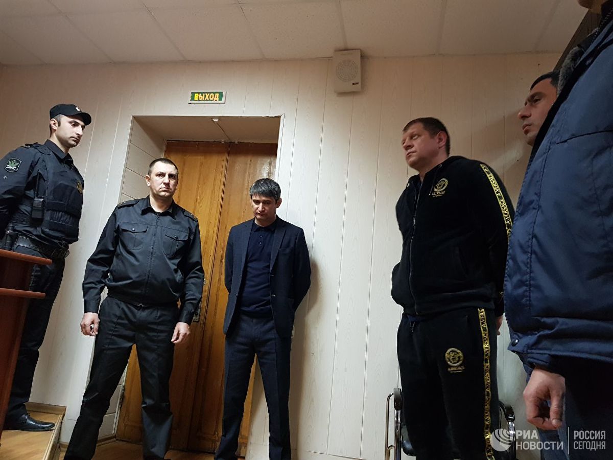 Боец ММА Александр Емельяненко попался пьяным за рулем и лишился свободы