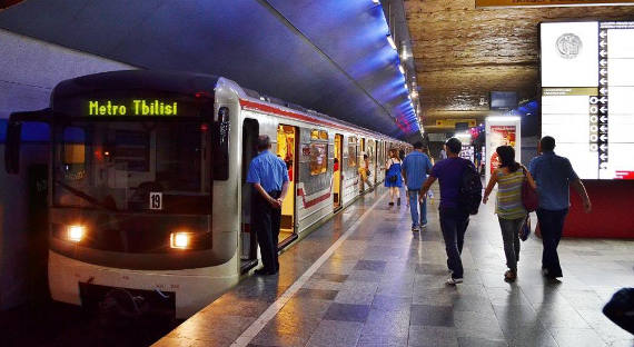 В Тбилиси забастовали машинисты метро   