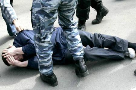 Житель Саяногорска попытался побить полицейского