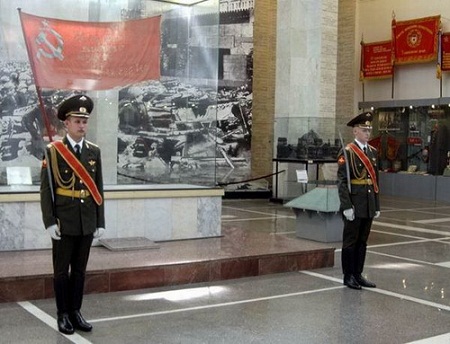 В населенные пункты Хакасии привезут копии Знамени Победы