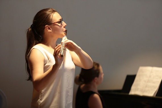 Девушка из Хакасии очаровала москвичей игрой на флейте