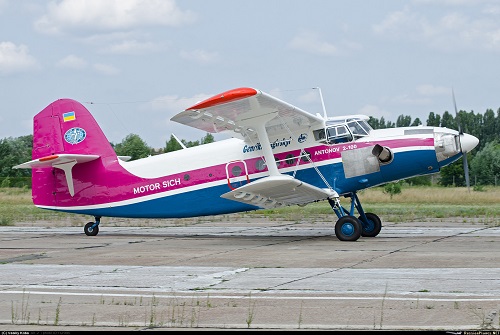 В Краснодарском крае пристав залез на крыло взлетавшего АН-2 и остановил его