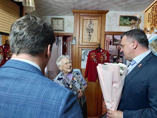 Ветераны Саяногорска получают поздравления с Днём Победы