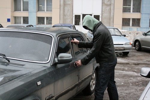 Житель Черногорска угнал машину у собутыльника и совершил ДТП