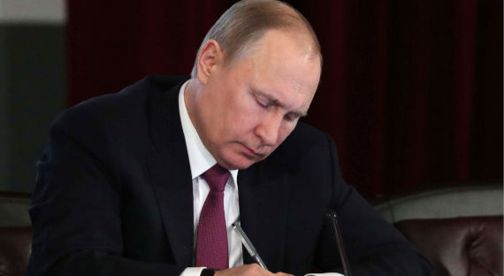 Путин подписал указ о выплатах на детей с 3 до 7 лет