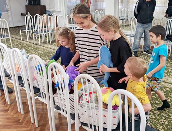 Волонтеры РУСАЛа передали игрушки детям из реабилитационного центра