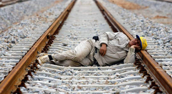 Красноярец чудом выжил, уснув на железнодорожных путях