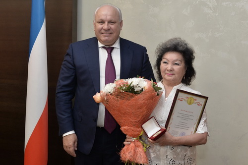 Глава Хакасии вручил награды за патриотическое воспитание