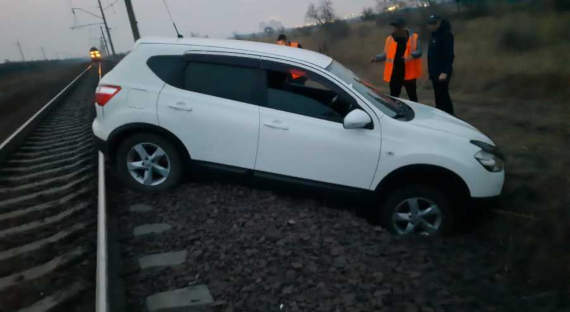 В Хакасии пьяный водитель застрял на железнодорожных путях
