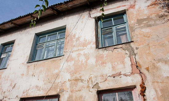 В Хакасии старушку с горем пополам переселили из полуразрушенного дома