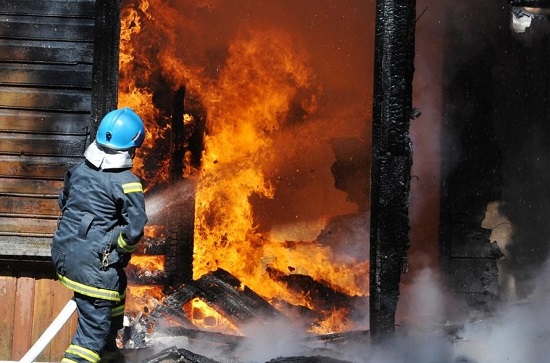 Пожарные спасли из горящей квартиры жительницу Сорска