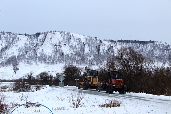 В Аскизском и Таштыпском районах дороги завалило снегом