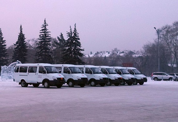Многодетным семьям из Хакасии подарили микроавтобусы