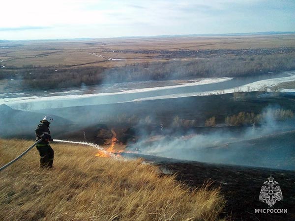 За сутки в Хакасии ликвидировано шесть палов травы