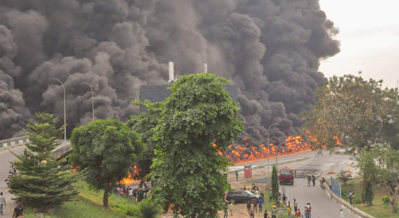 В Индонезии загорелся нефтеперерабатывающий завод