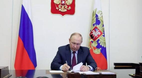 Путин подписал закон о запрете произвольной смены пола