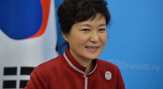 Двое сподвижников президента Южной Кореи покинули её