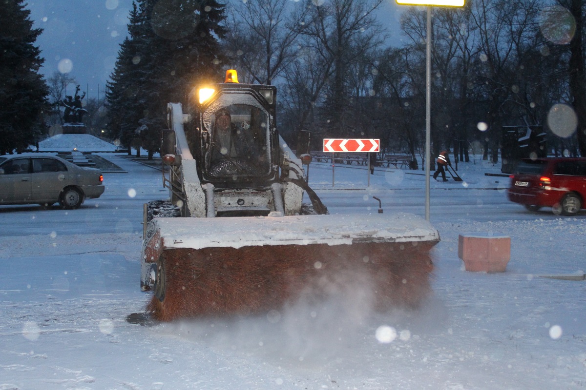 В столице Хакасии чистят дороги после первого снегопада