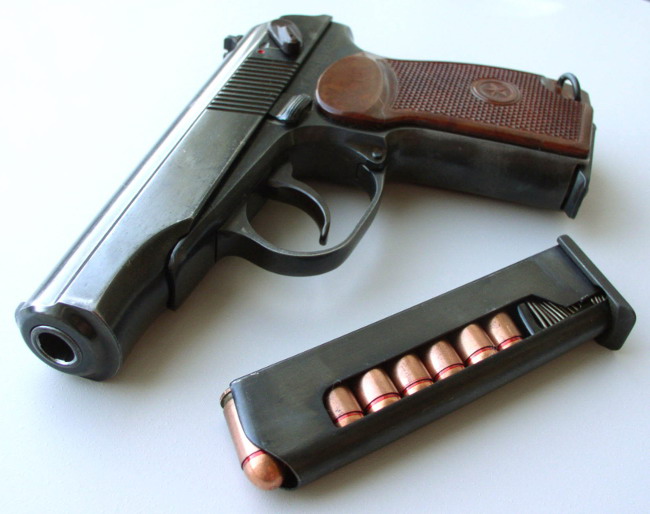 Саяногорский экс-полицейский торговал оружием