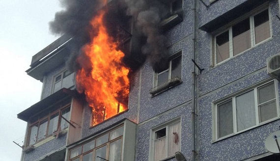 В Черногорске из горящей многоэтажки спасли 9 человек