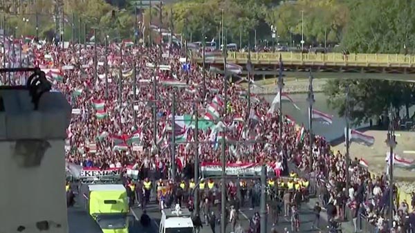На "марш мира" в Будапеште вышло порядка ста тысяч человек