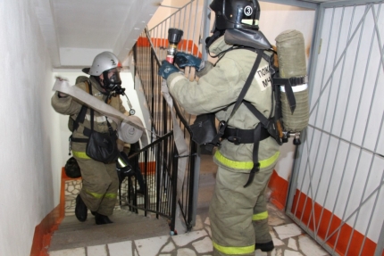 В Абакане курильщик устроил пожар в подъезде многоэтажки