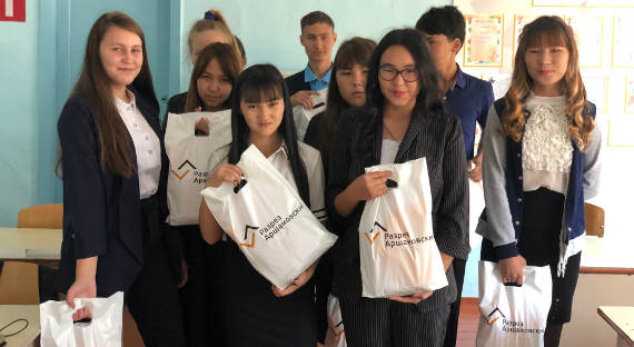 Ученики двух школ Алтайского района получили подарки от Аршановского разреза