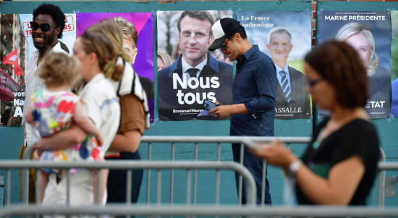 Выборы во Франции: Макрон сохраняет лидерство