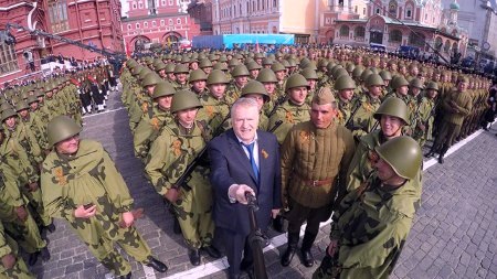 Владимир Жириновский сделал селфи на параде Победы