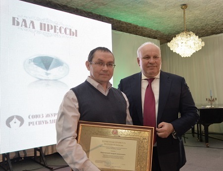 Глава Хакасии наградил лучших журналистов республики