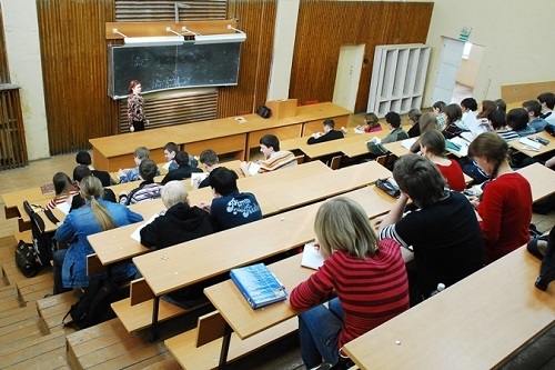 Преподавателей вузов России опросили об уровне их зарплаты