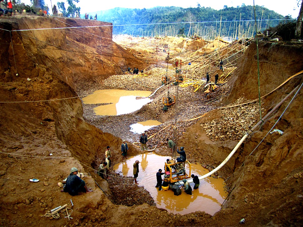 Ради 90 граммов золота в Хакасии испортили почву и изменили русло ручья
